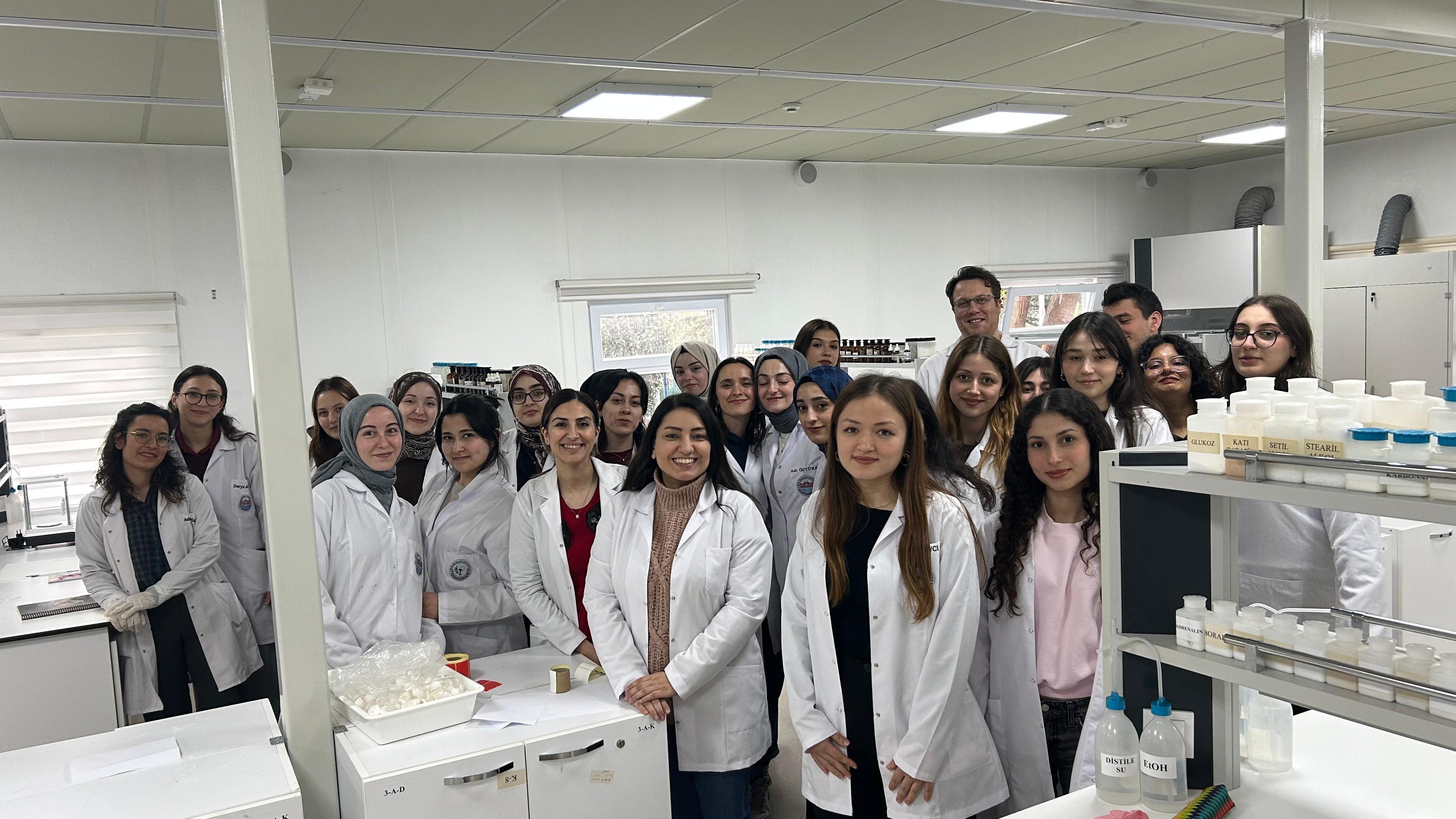 Farma Gelişim Kulübünün Ruj Atölyesi 