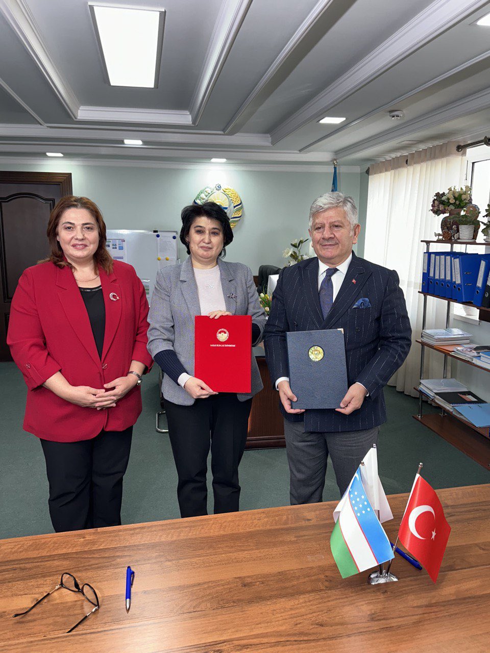 Sağlık Bilimleri Üniversitesi, uluslararası iş birliklerine bir yenisini daha ekledi. Rektör Prof. Dr. Kemalettin Aydın, Özbekistan’daki temasları kapsamında Taşkent Hemşireler Akademisi ile önemli bir mutabakat zaptına imza attı. Protokol, hemşirelik alanında eğitim, araştırma, tecrübe paylaşımı ve iş birliğini güçlendirmeyi hedefliyor.