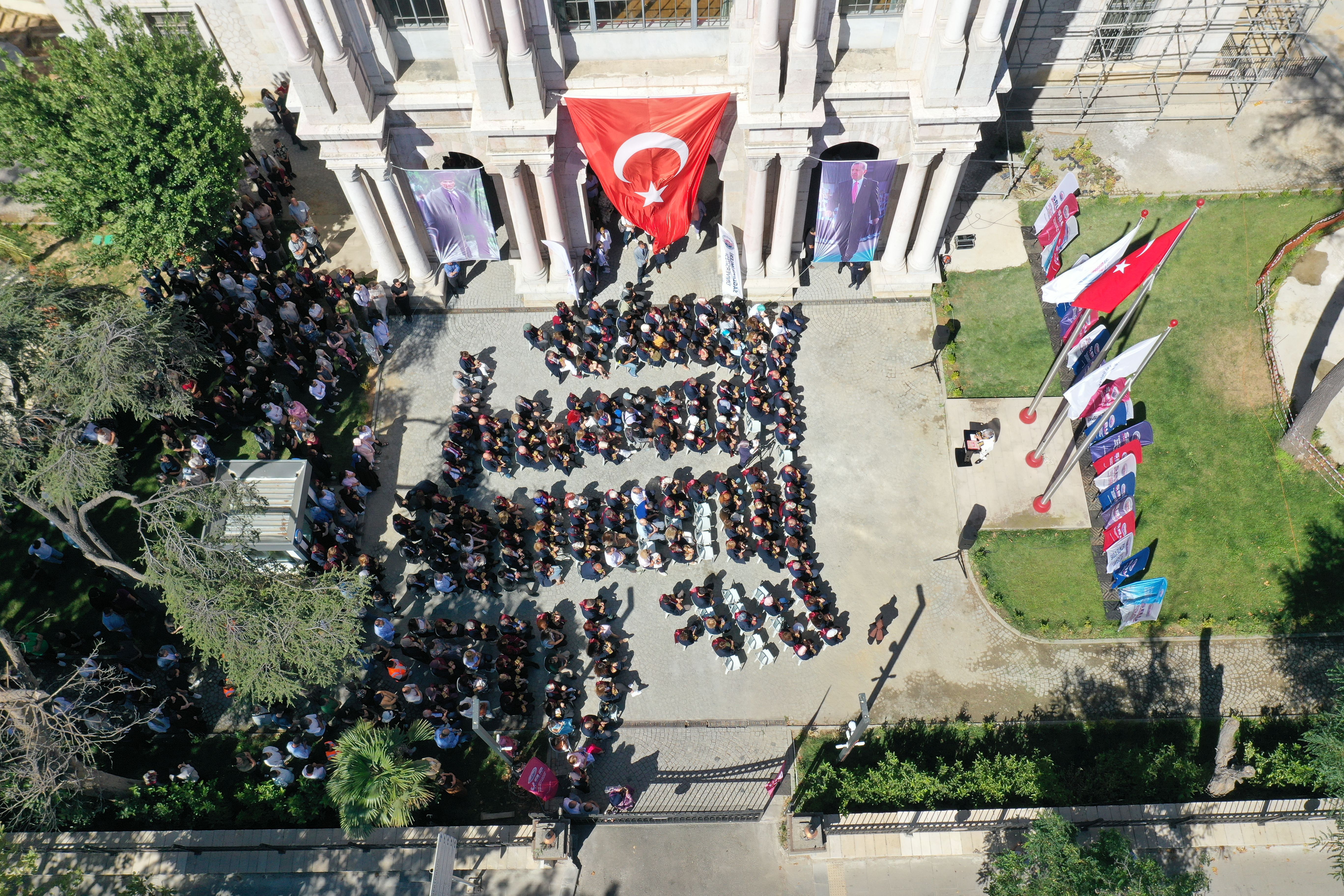 Sağlık Bilimleri Üniversitesi, 15 Temmuz Demokrasi ve Millî Birlik Günü'nde millî iradeye karşı yapılan hain darbe girişiminin kahramanlarını anmak için bir araya geldi.