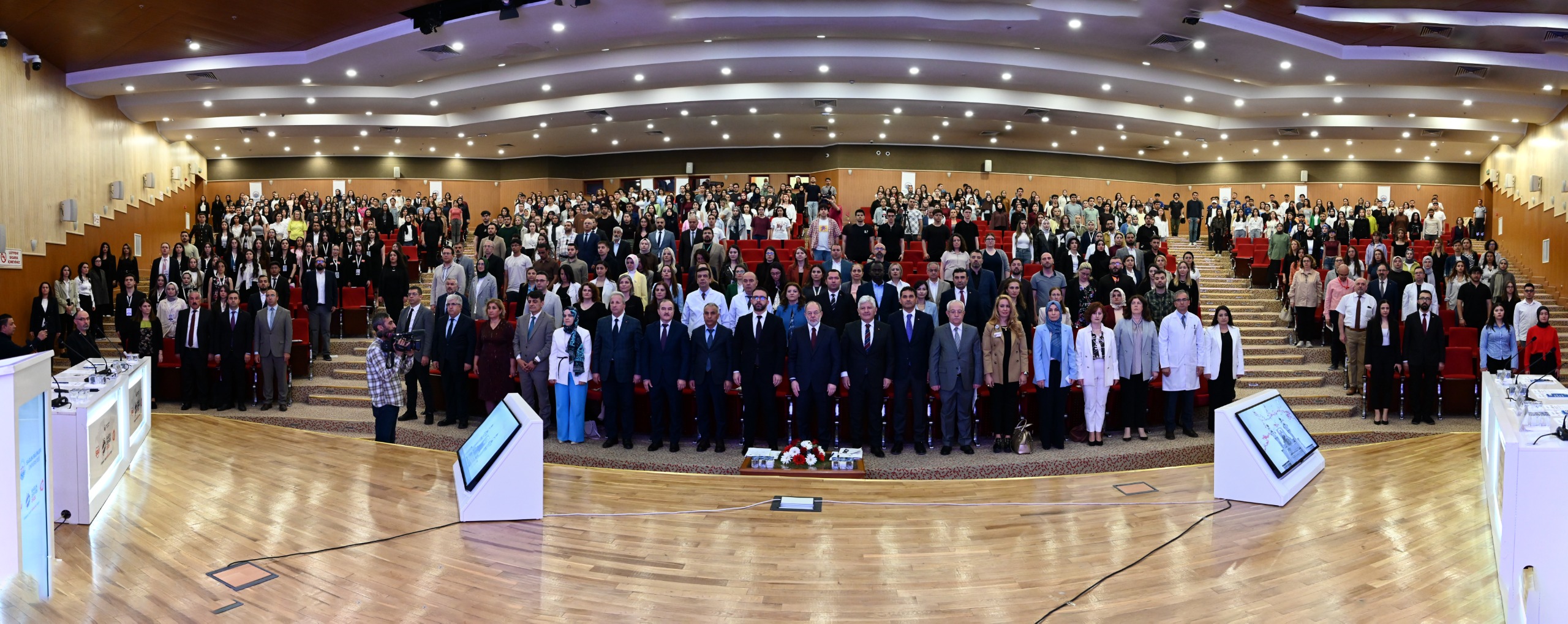 Sağlık Bilimleri Üniversitesi tarafından Gülhane Külliyemizde düzenlenen Sağlık Zirvesi 2025, öğrencilerimizin küresel sağlık politikalarına dair analiz ve önerilerini paylaştıkları vizyoner bir buluşmaya ev sahipliği yaptı.