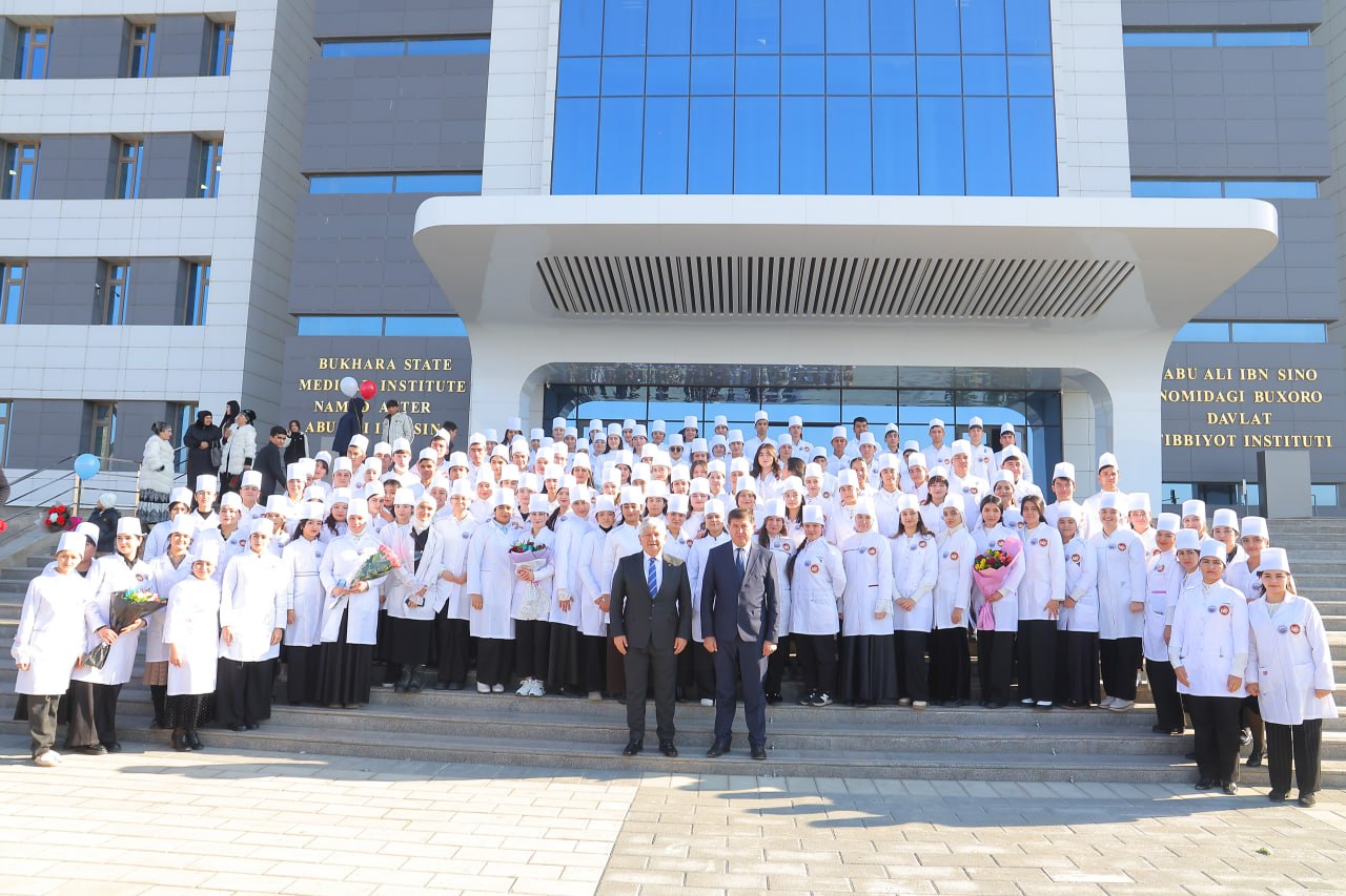 Sağlık Bilimleri Üniversitesi (SBÜ), tıp biliminin büyük alimi İbni Sina’nın memleketi Buhara’da, SBÜ Buhara İbni Sina Tıp Fakültesi ve İbni Sina Sağlık Bilimleri Fakültesi 2024-2025 Akademik Yılı Beyaz Önlük Giyme Töreni’ni büyük bir coşkuyla gerçekleştirdi.