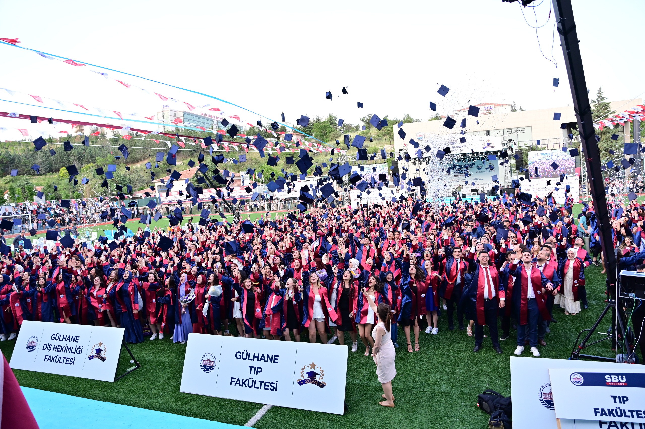 Sağlık Bilimleri Üniversitesi Gülhane Külliyesi 2023-2024 Akademik Yılı toplu mezuniyet töreni, Gülhane Stadyumu'nda büyük bir coşkuyla gerçekleştirildi.