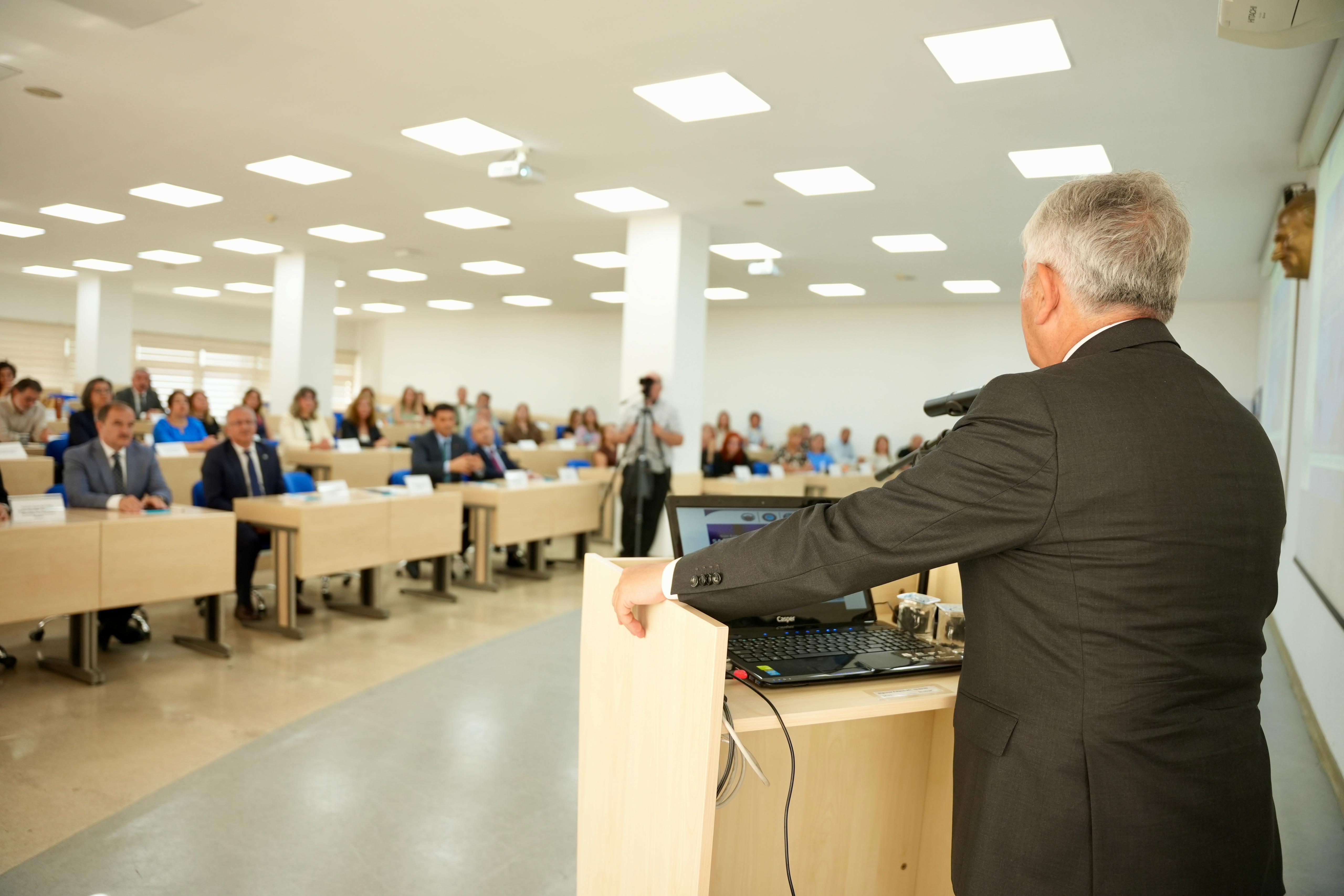 Sağlık Bilimleri Üniversitesi ile Gazi Üniversitesi Eğitim Fakültesi iş birliğinde düzenlenen “Eğiticilerin Eğitimi Sertifika Programı”, Sağlık Bilimleri Üniversitesi Rektörü Prof. Dr. Kemalettin Aydın ve Gazi Üniversitesi Rektörü Prof. Dr. Uğur Ünal’ın katılımlarıyla gerçekleştirilen programla başladı.