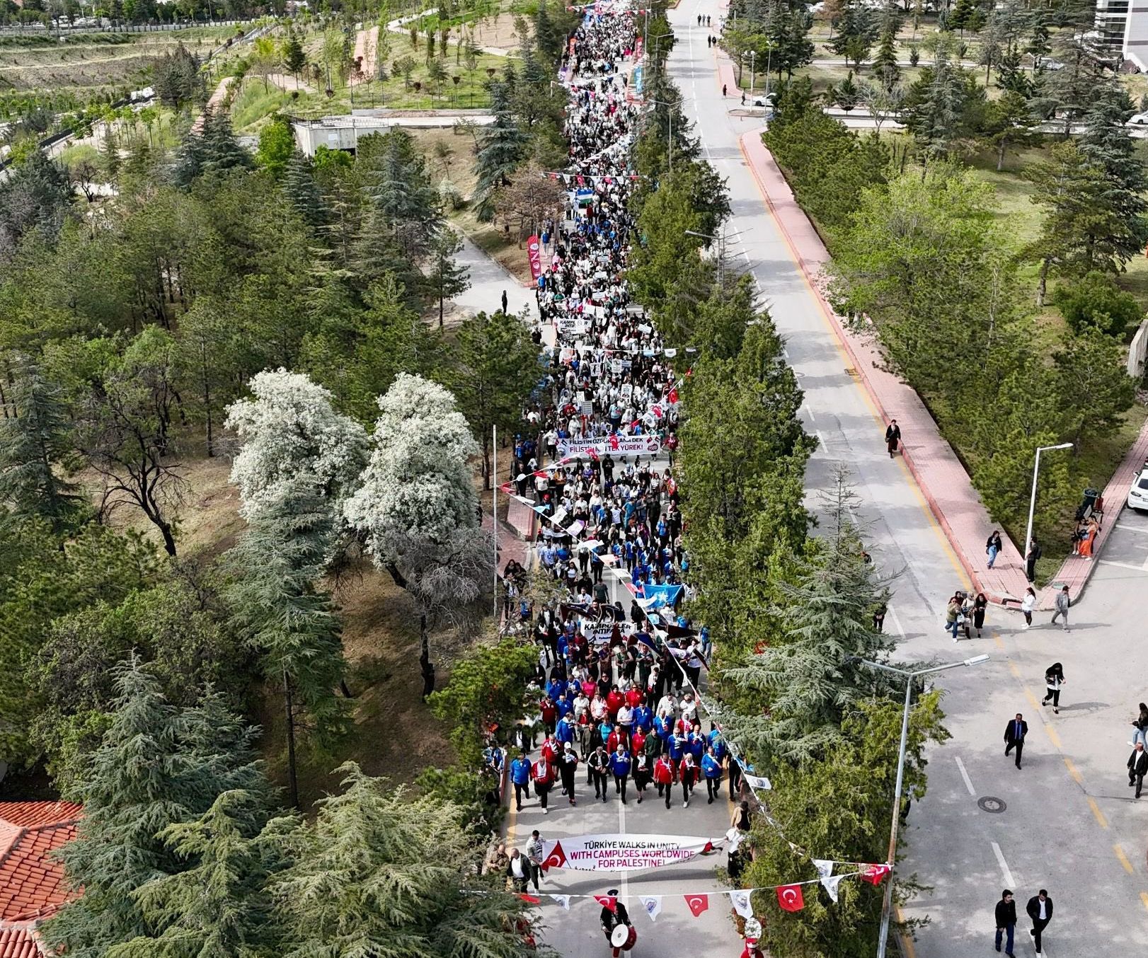 7 bin öğrenci Filistin'e destek için yürüdü!