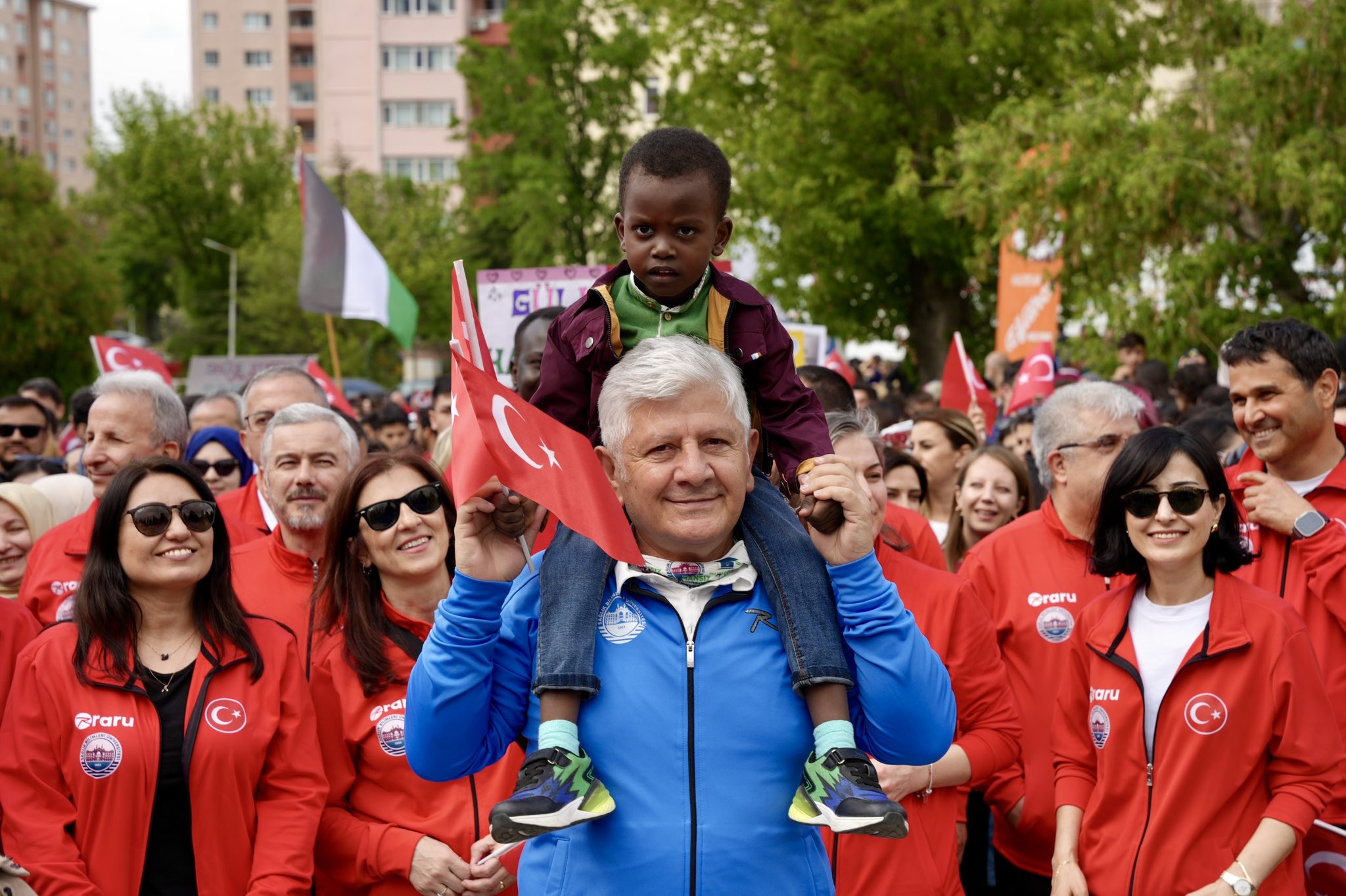 Sağlık Bilimleri Üniversitesinin Gülhane Külliyesi’nde geleneksel hale getirdiği SporFest2025, Rektörümüz Prof. Dr. Kemalettin Aydın’ın öncülüğünde gerçekleşen coşkulu kortej yürüyüşüyle başladı.