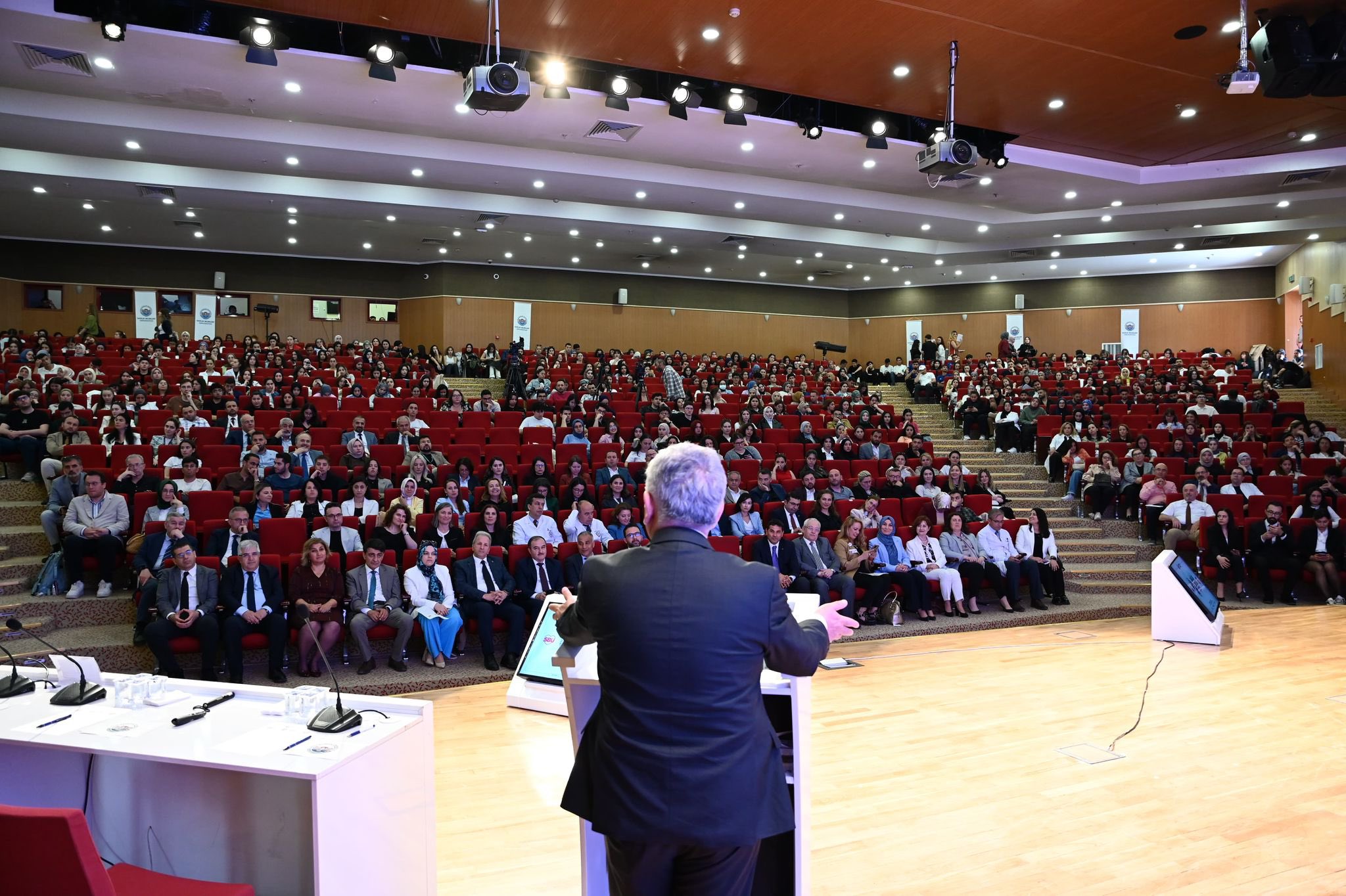 Sağlık Bilimleri Üniversitesi (SBÜ) tarafından Gülhane Külliyesi’nde düzenlenen “Sağlık Zirvesi 2025”, yurt içi ve yurt dışındaki fakültelerden öğrencilerin yoğun katılımıyla gerçekleştirildi.