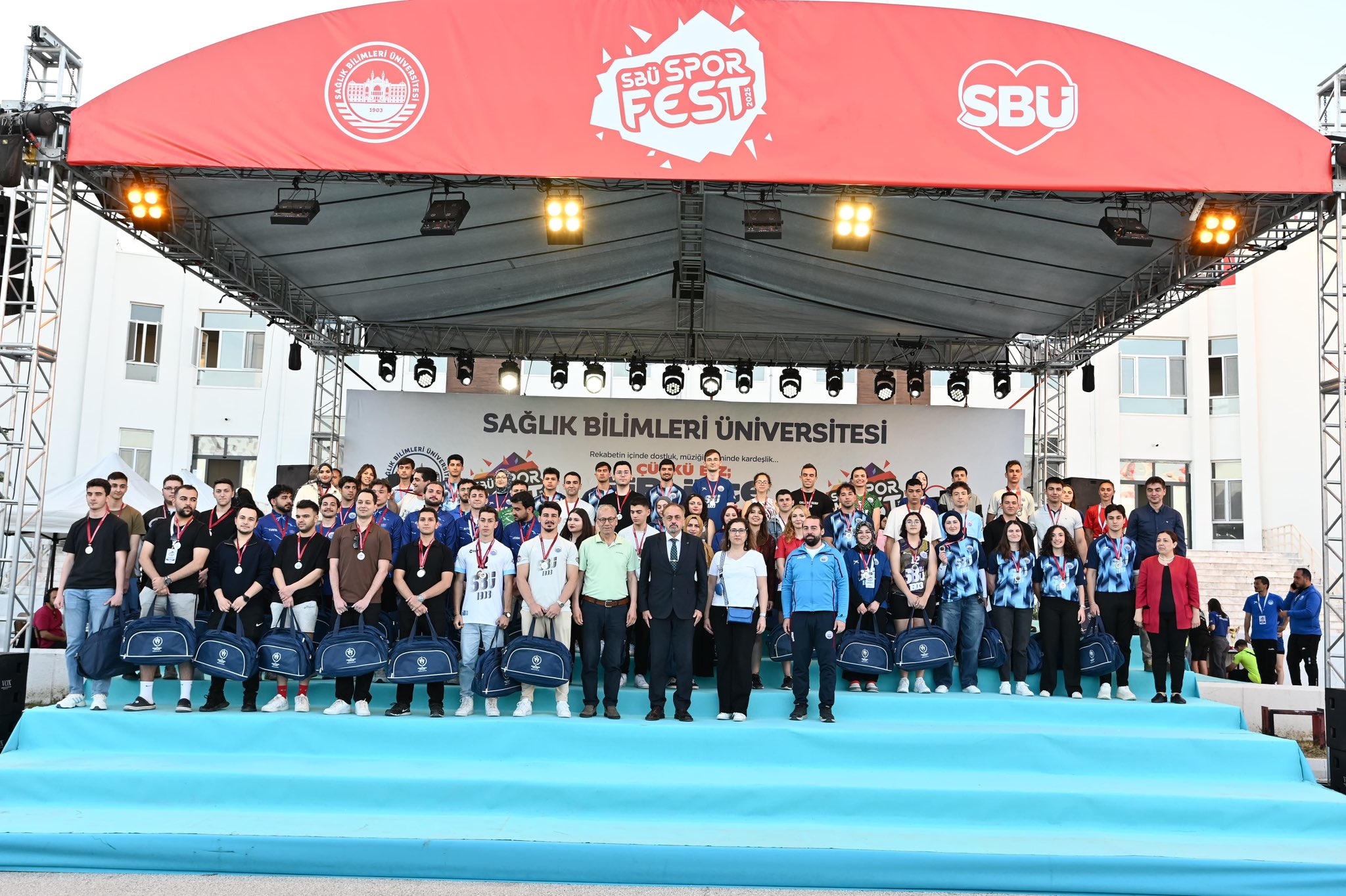 Sağlık Bilimleri Üniversitesi tarafından bu yıl altıncısı düzenlenen ve bir hafta boyunca süren SporFest2025, Gülhane Külliyesi’nde gerçekleştirilen görkemli bir kapanış töreniyle sona erdi. Ünlü sunucu Erdoğan Arıkan’ın sunumuyla renklenen program, öğrencilerin yüksek katılımı ve coşkusuyla adeta bir şölene dönüştü.