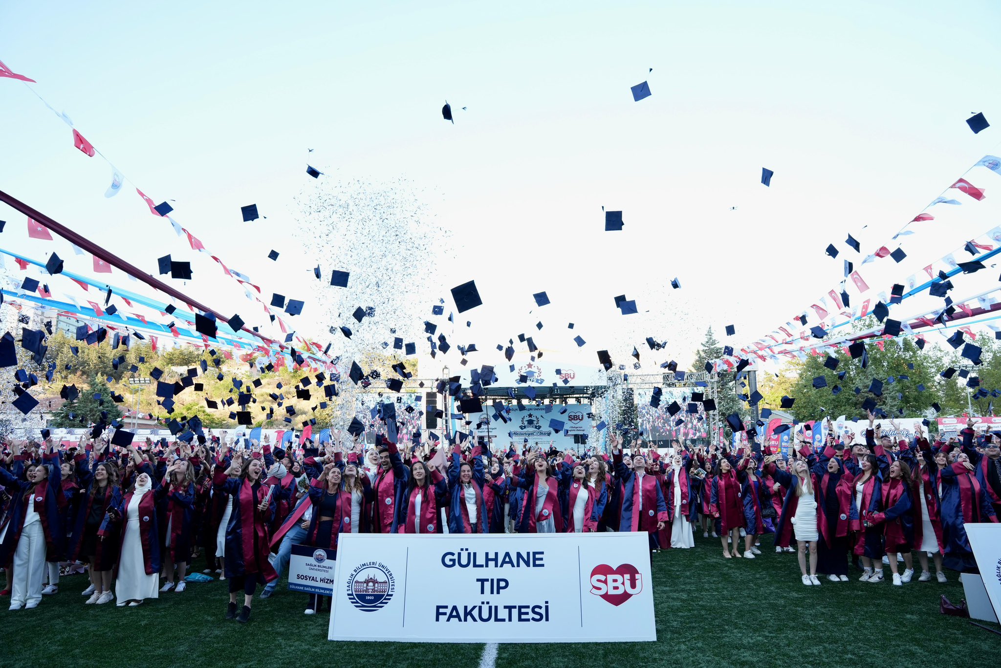 Sağlık Bilimleri Üniversitesi (SBÜ) Gülhane Külliyesi'nde 2024-2025 akademik yılı mezuniyet töreni gerçekleştirildi.