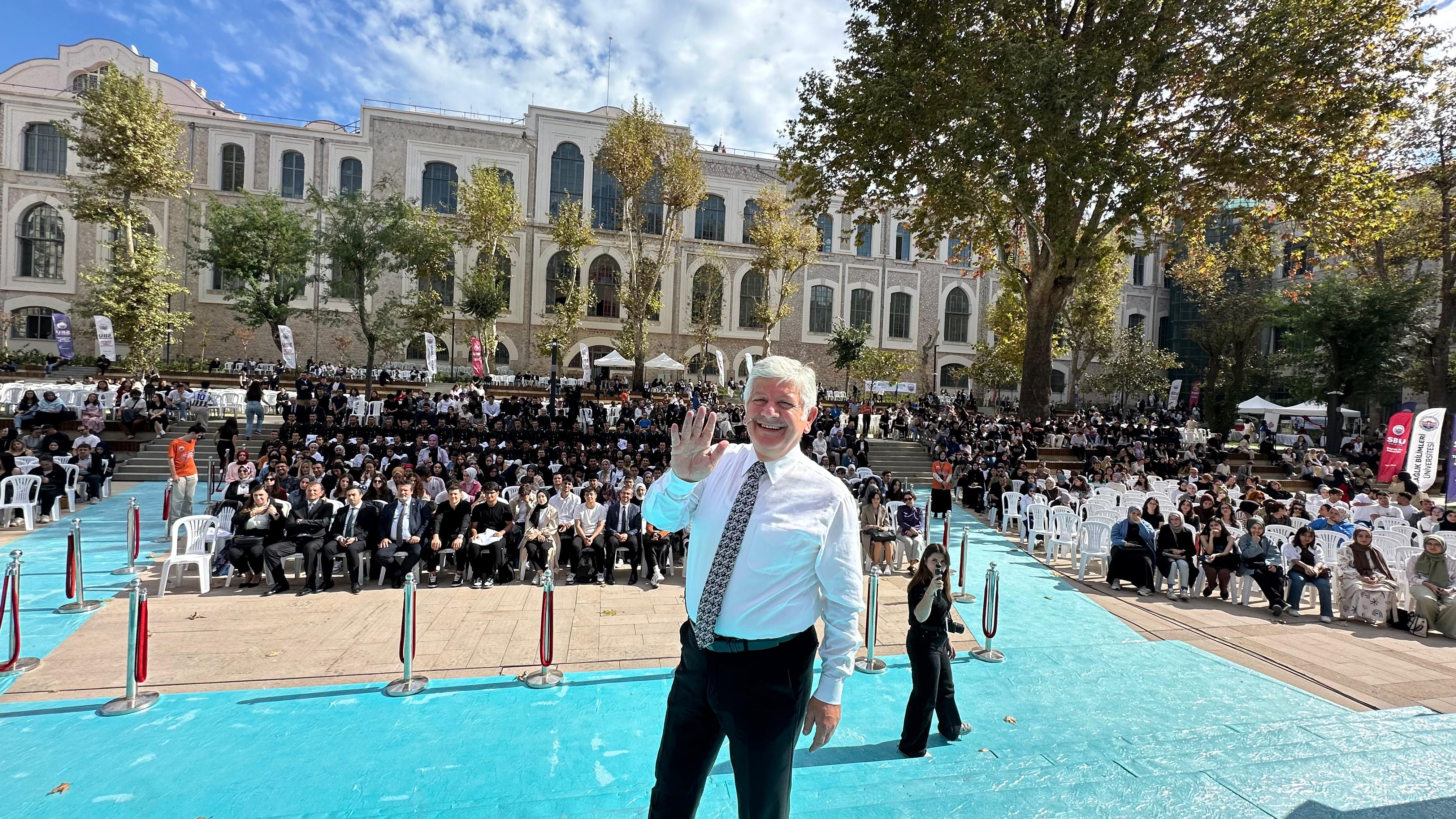 Üniversitemizde öğrenciler tarafından düzenlenen eğitim, sosyal, kültürel ve sportif faaliyetler gibi etkinliklere katılmaya özen gösteren Rektörümüz Prof. Dr. Kemalettin Aydın, bu kez “Haydi Tanışalım” programında öğrencilerle bir araya geldi.