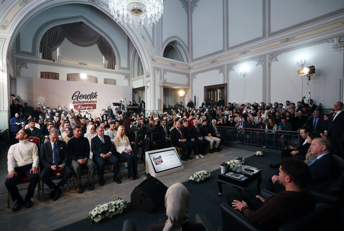 Cumhurbaşkanımız Sayın Recep Tayyip Erdoğan, Üniversitemiz Sağlık Bilimleri Üniversitesi Mekteb-i Tıbbiye-i Şahane Külliyemizde düzenlenen Gençlik Buluşmaları Kampüs Programı kapsamında öğrencilerle bir araya geldi. Tarih, hafıza ve gençliğin aynı çatı altında buluştuğu programda, Türkiye’nin geleceğine dair vizyon ve hedefler gençlerimizle paylaşıldı.